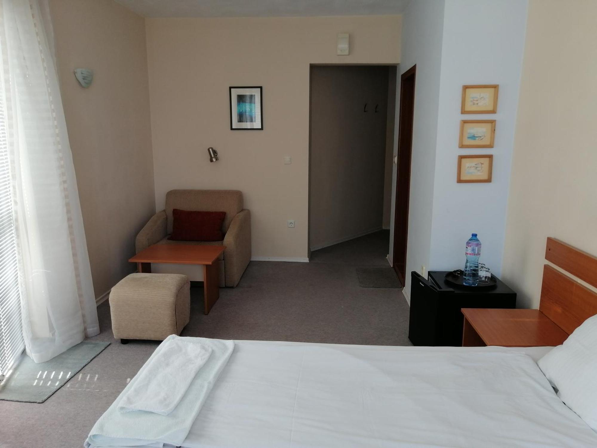 Doppel-/Zweibettzimmer mit seitlichem Meerblick